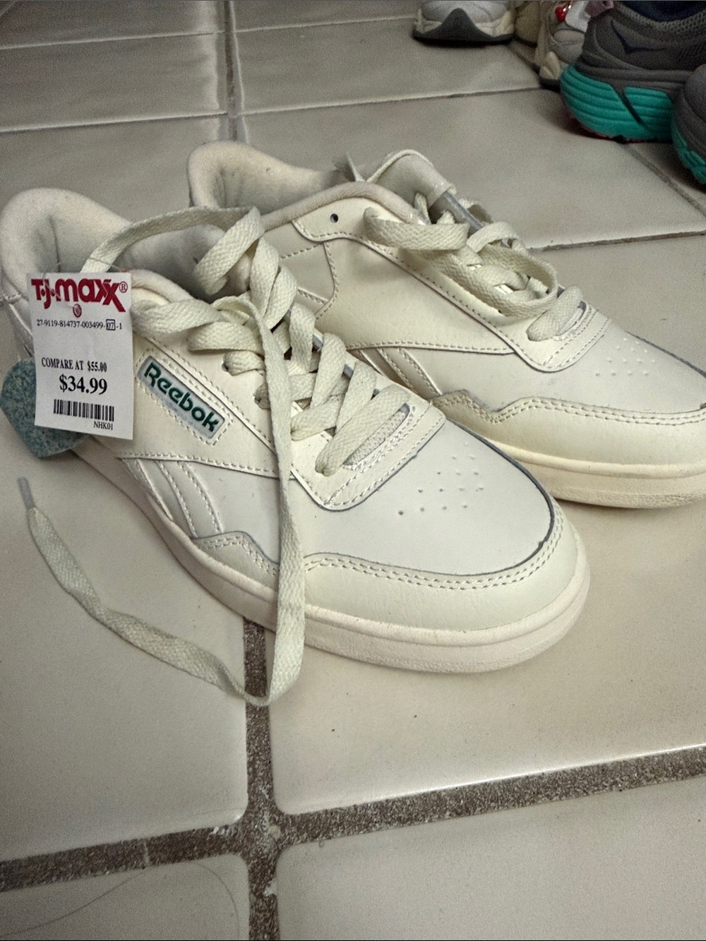 Reebok c85' womens Size 7 White Casual Lace-Up Sneakers